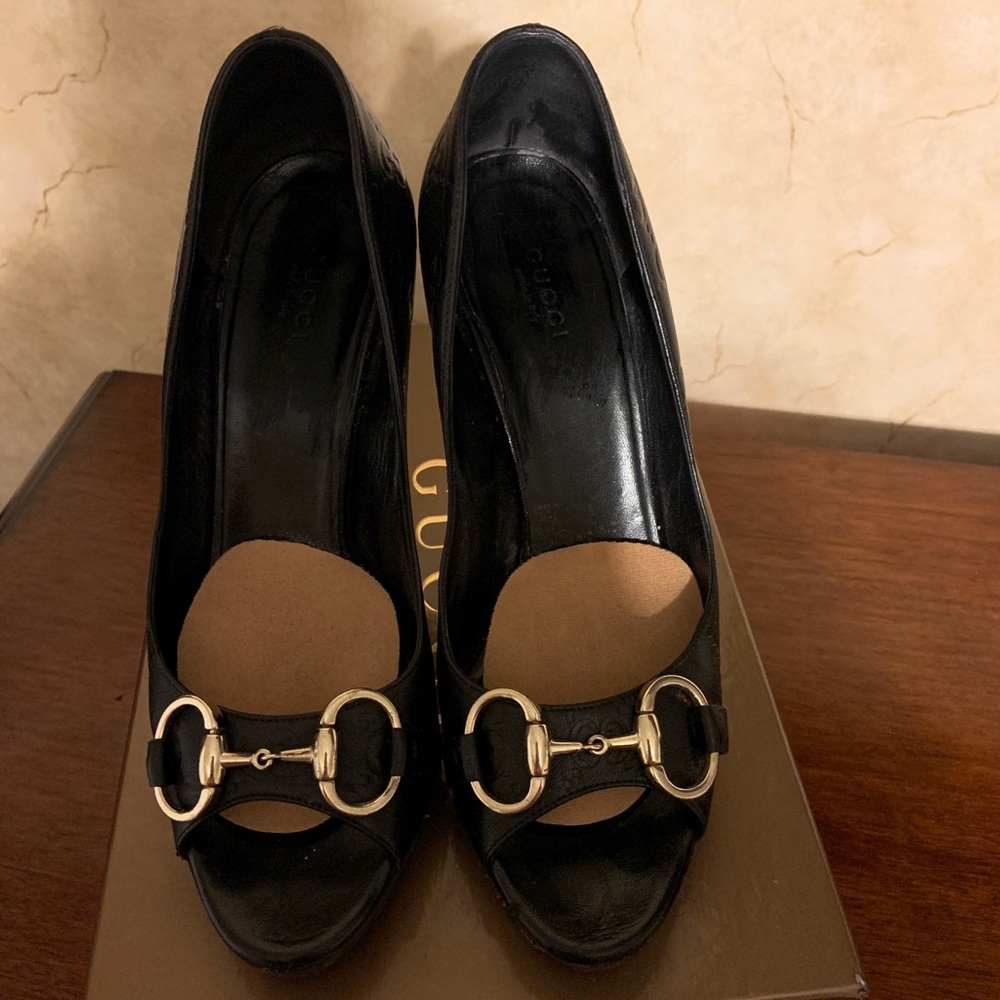 Authentic Black leather Gucci GG print pumps
